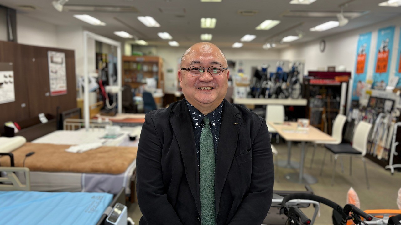 秋の散歩がもっと楽しくなる｜福祉用具のプロが教える「歩行グッズ選びの極意」 靴・杖・シルバーカー　─歩行を支える3つの道具、選び方とおすすめアイテムを紹介