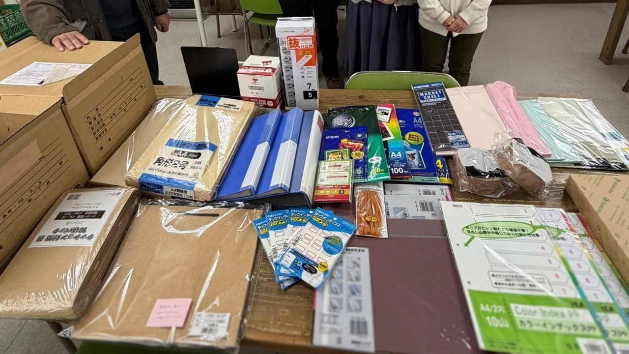 株式会社 荏原製作所様より文房具用品のご寄付をいただきました