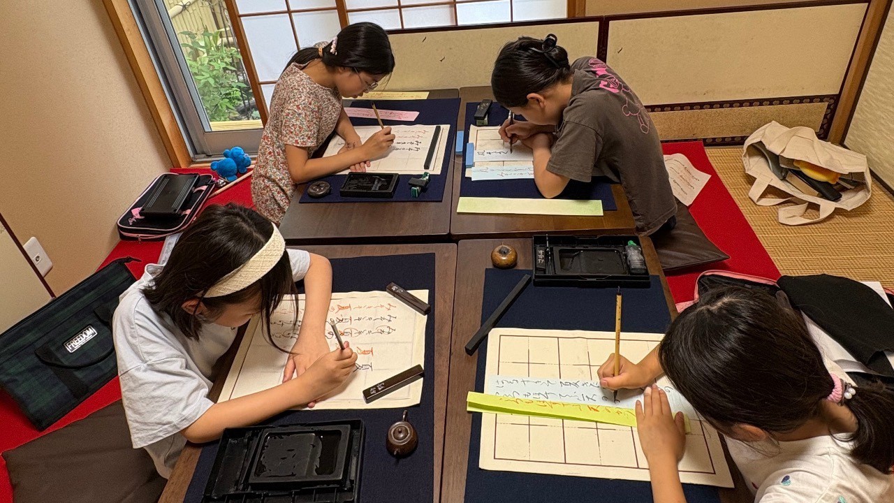 みんな真剣❣️清書の時間🕰️「こどもの書道」小筆で百人一首🌸
