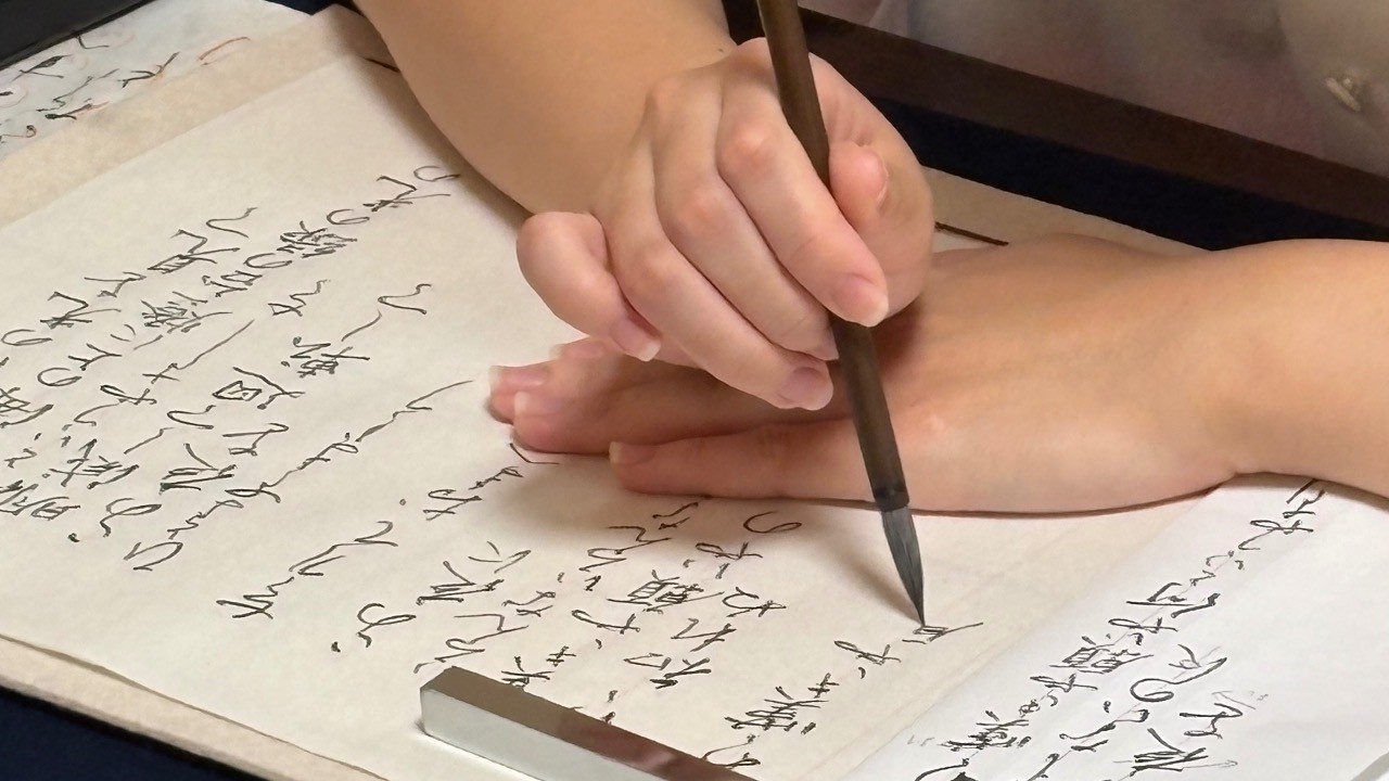 え！左利きさん？‼️小筆の仮名書道、力の入り具合がちょうど良い❤️ドンドン上達しています🌟