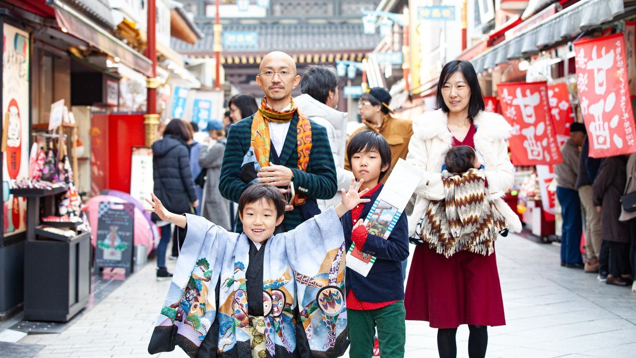 November,7.5.3 Season:Local family wearing Kimono pray for children