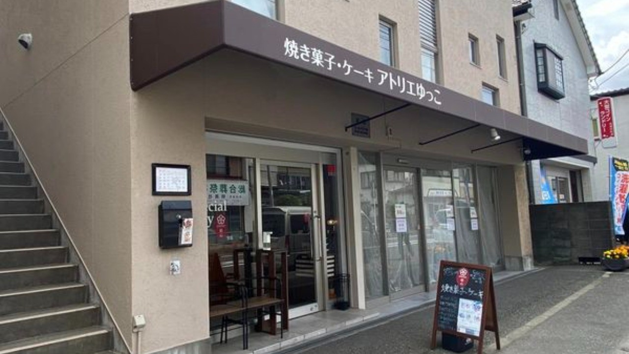 店舗軒先テントの色が変わりました
