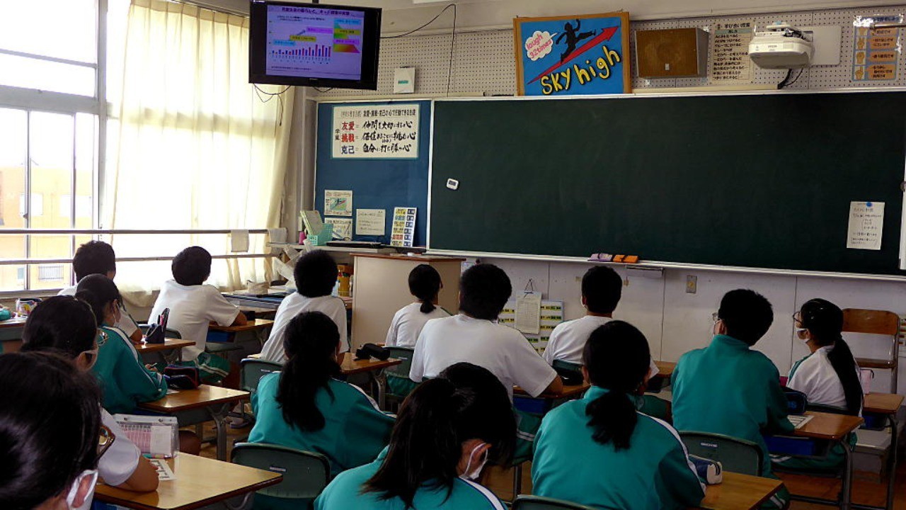中学校での校内TV放送講演です