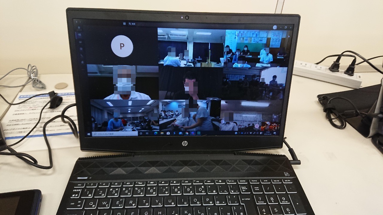 町の学校をオンラインで結んだ研修を行いました