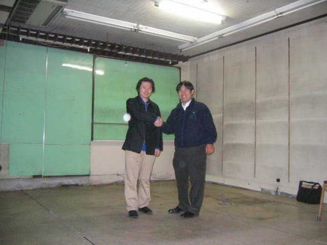 約15年前の珈琲文明店舗建設中の丸山氏と赤澤氏