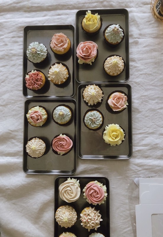 Knock's kitchen9月「フラワーバタークリームカップケーキ」 - knock