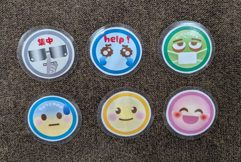 その日の繁忙感を表す顔文字マグネット写真