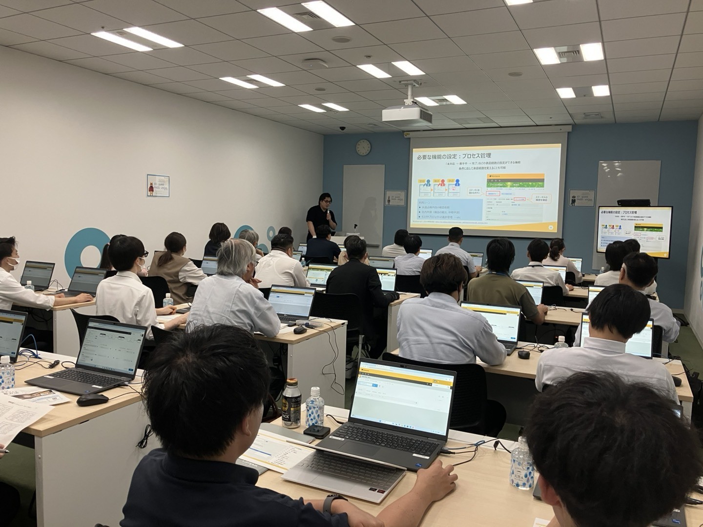 情報共有改善ステップを説明した資料の写真 情報共有改善ステップを説明した資料の写真